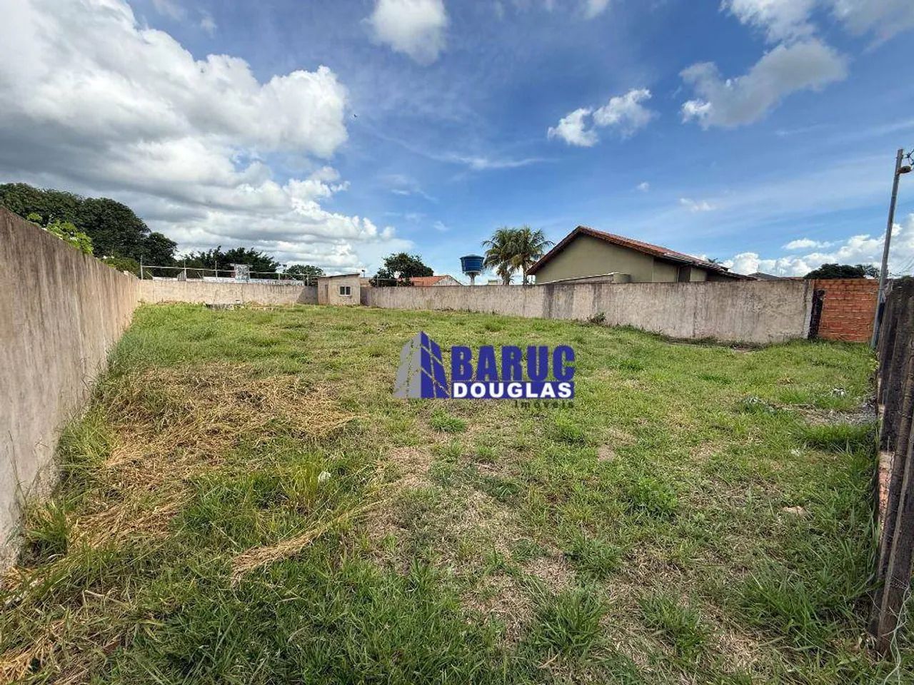 Vende-se lindo e amplo terreno no Bairro Bom Clima com 800m2.