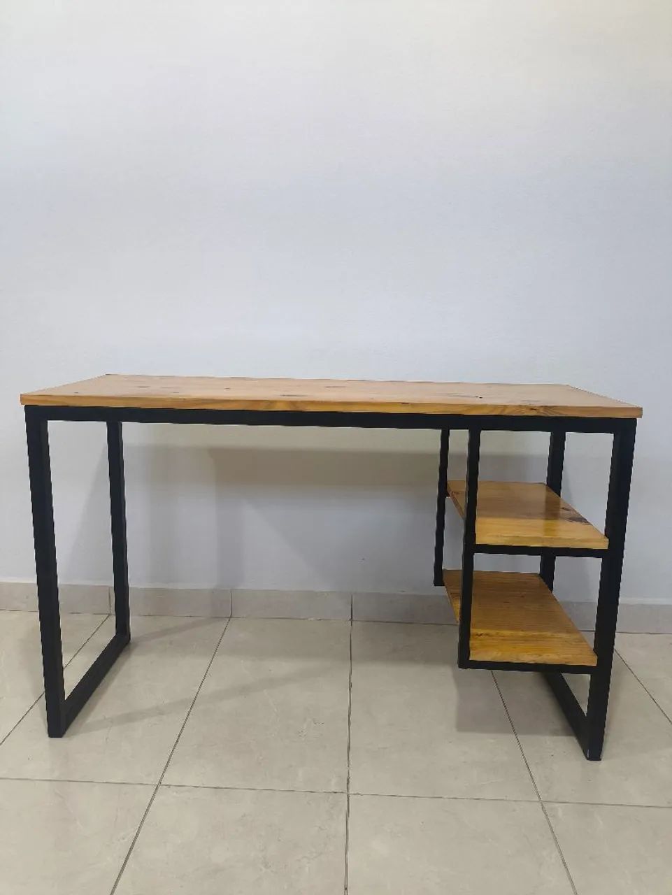 Mesa no estilo industrial sob medida 