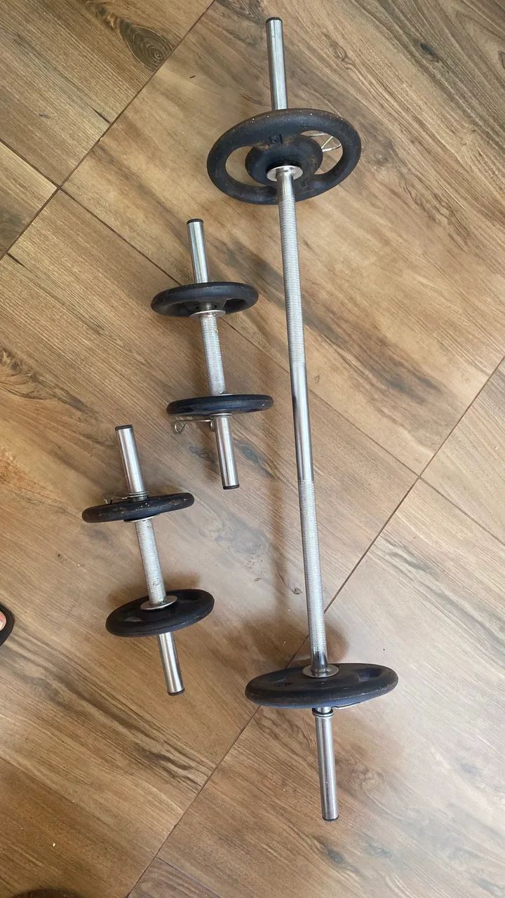 Barra e pesos de treino