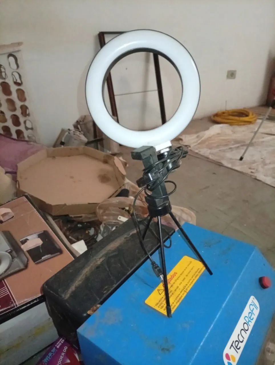Tripé com lâmpada de led pequeno