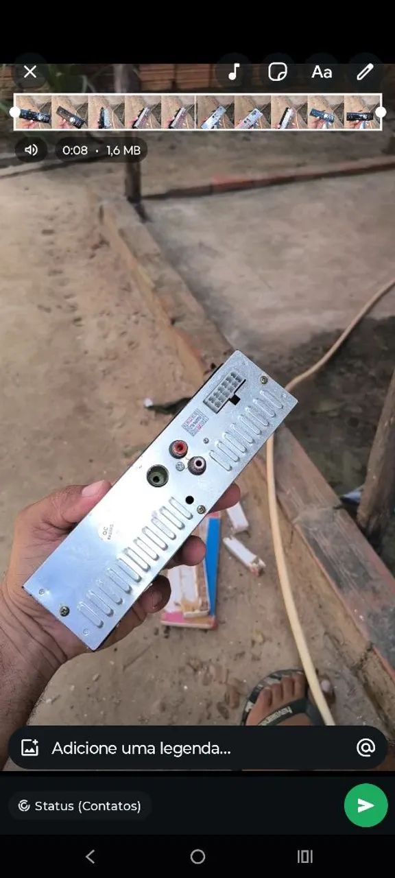 Médio de 8 polegadas e rádio via bluetooth.