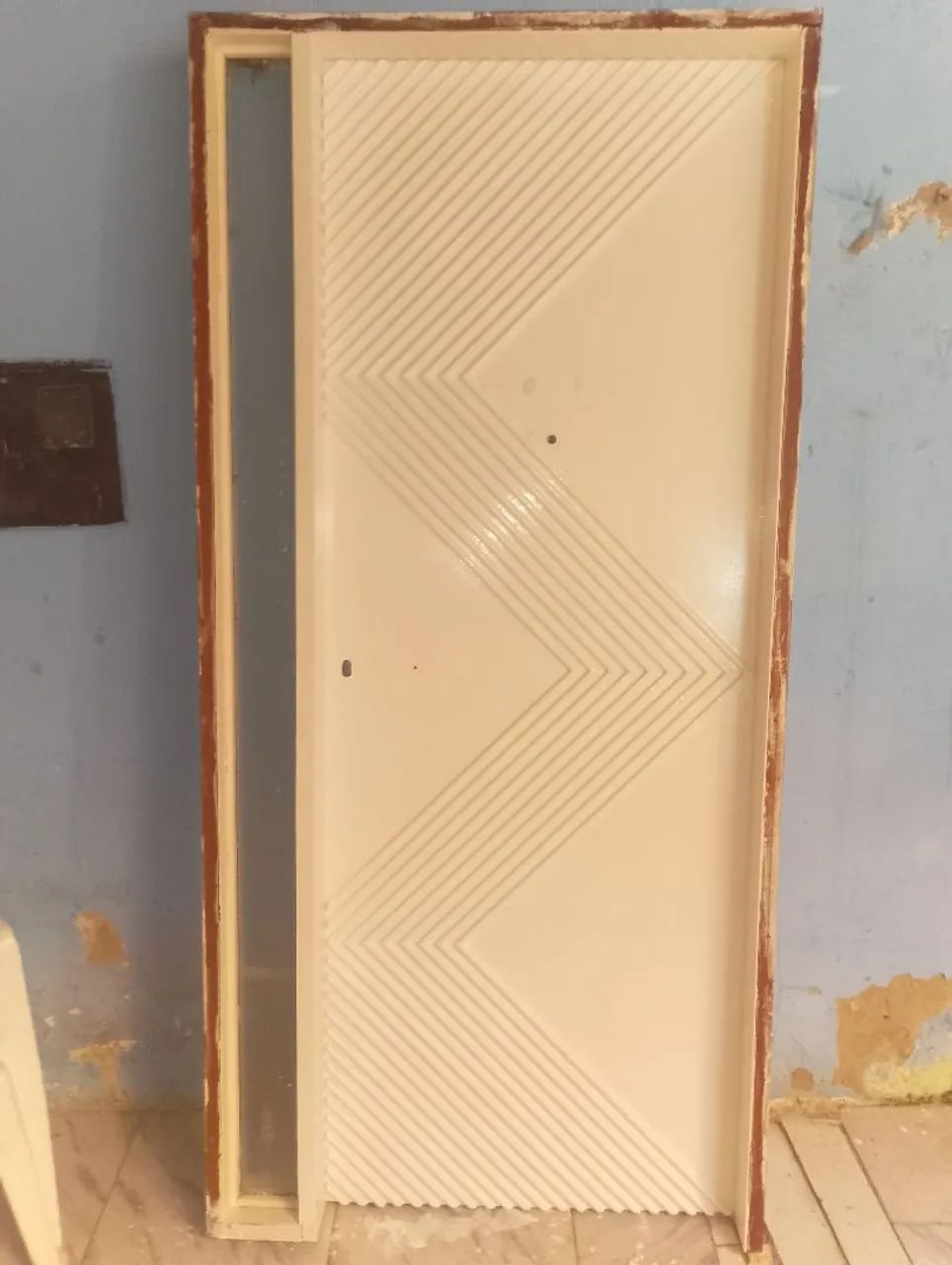 Porta com lateral de vidro já completa e alisar - Foto 2
