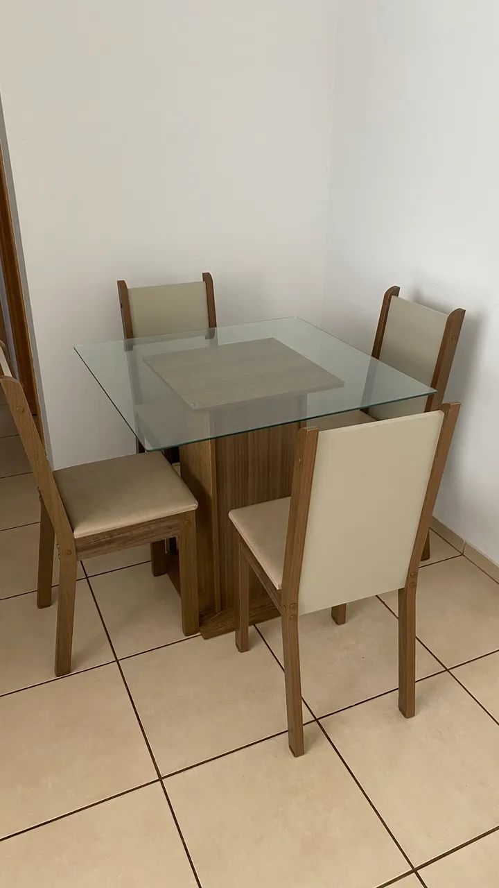 Mesa com tampa de vidro + 4 cadeiras