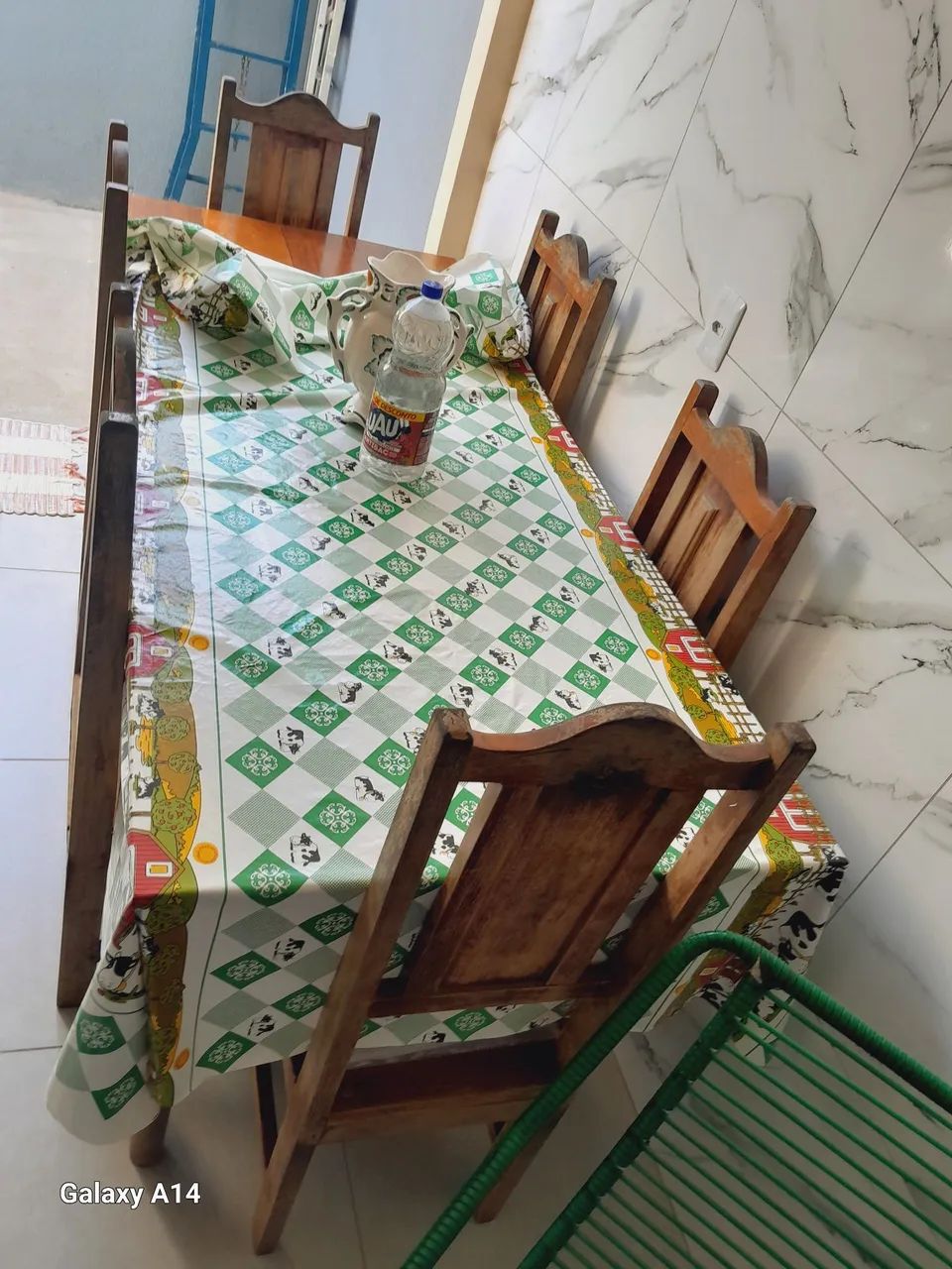Mesa de madeira com 6 cadeiras  - Foto 2