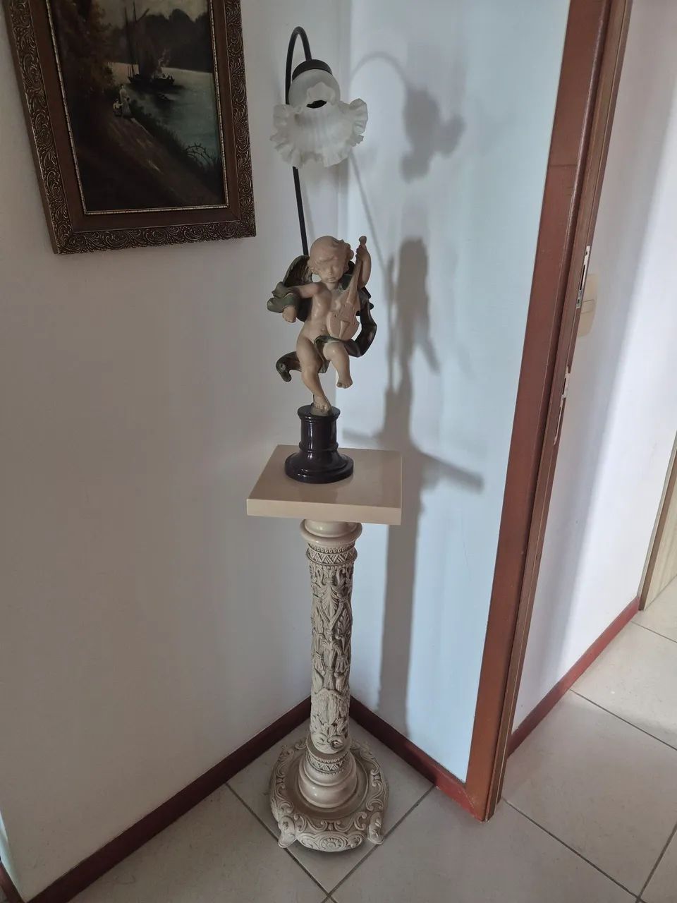 Vende-se escultura de anjo com base em madeira esculpida 