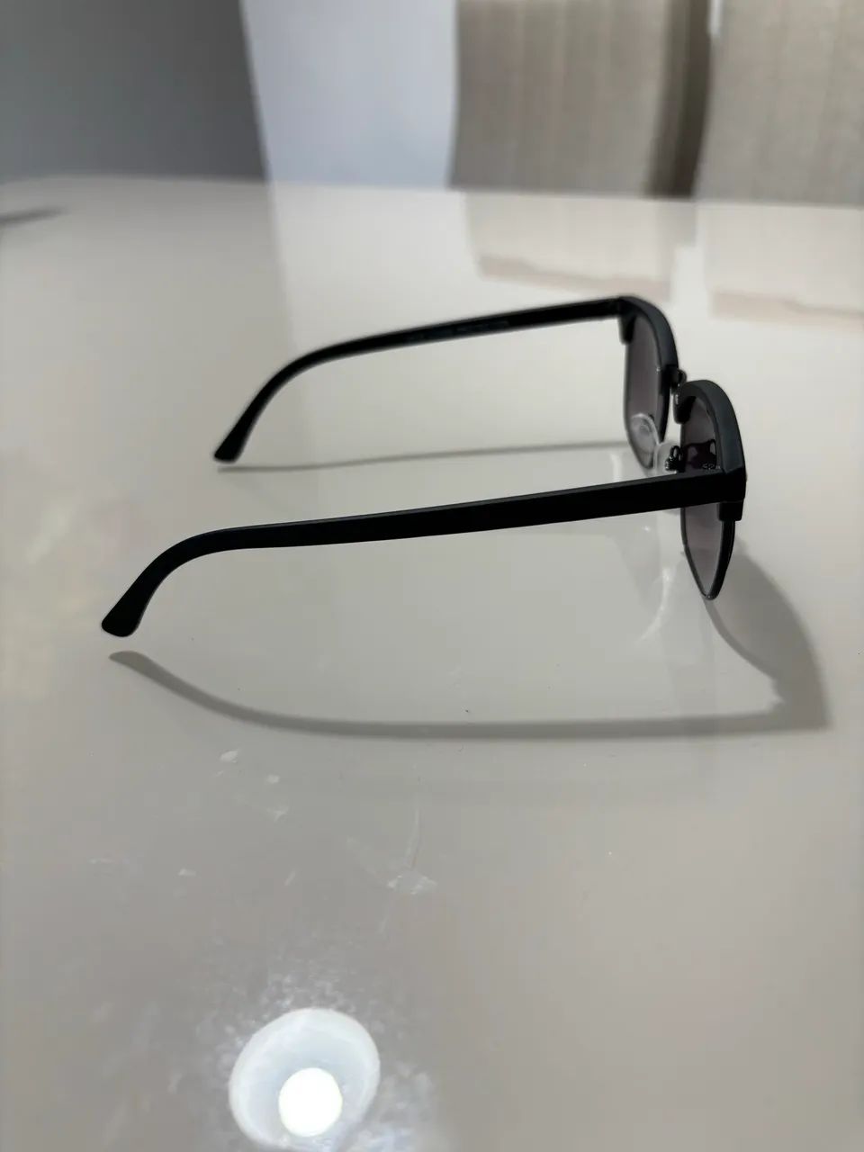 Óculos de Sol Preto com Detalhe Metálico - Design Moderno e Sofisticado - Foto 3