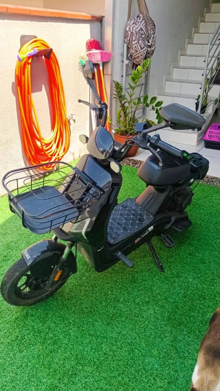 Scooter Elétrica EKO7 com carregador, em bom estado de conservação e funcionando.
