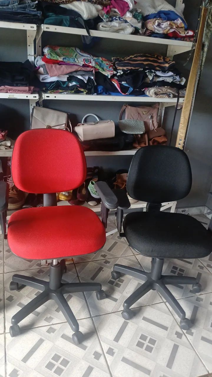 Cadeiras vermelha e a azul e  preta  R$ 100,00 cada - Foto 4