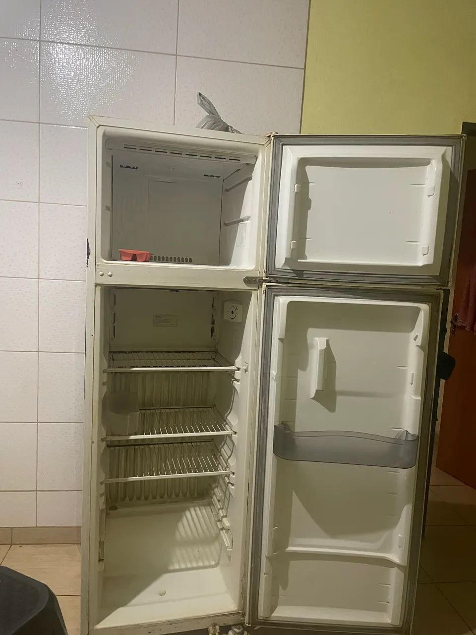 Geladeira com defeito  - Foto 4