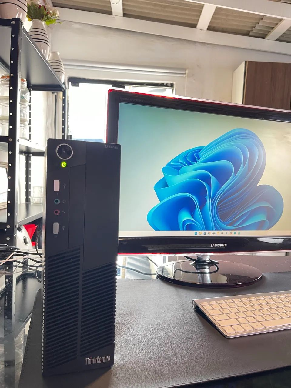 Desktop Lenovo Thinkcentre i5 8gb RAM SSD 224gb - Foto 2
