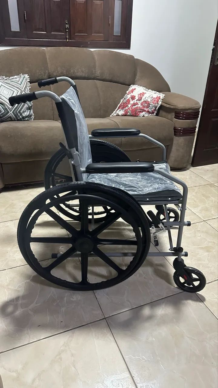 Cadeira de rodas nova 