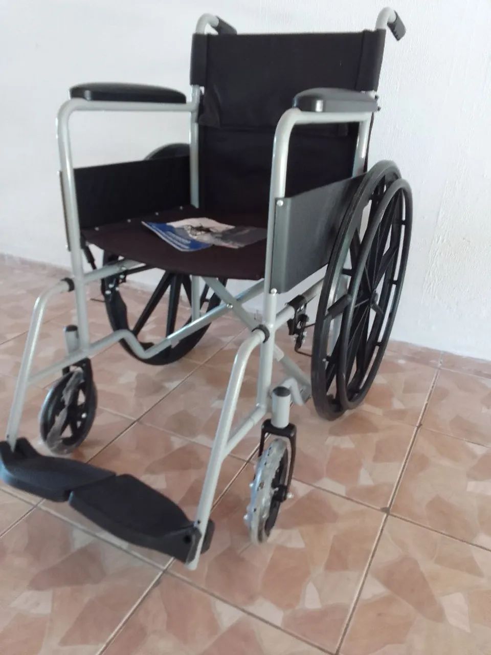 Cadeira de rodas novíssima 1 dia de uso.