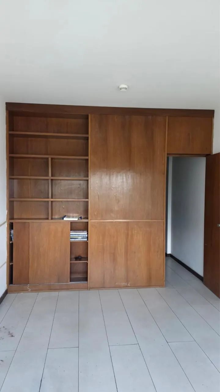     Guarda-roupa grande e conservado