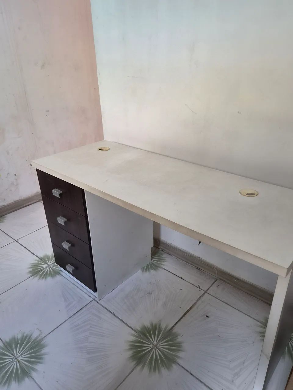 Mesa de madeira com 4 gavetas funcionando  - Foto 3