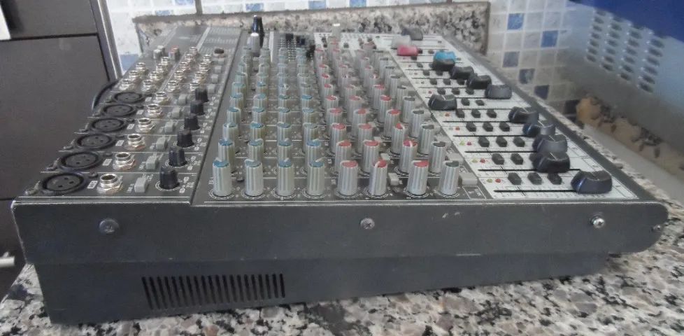 Mesa/ Mixer processor Behringer Xenyx 1832 FX. Perfeito funcionamento. Estudo troca. - Foto 3