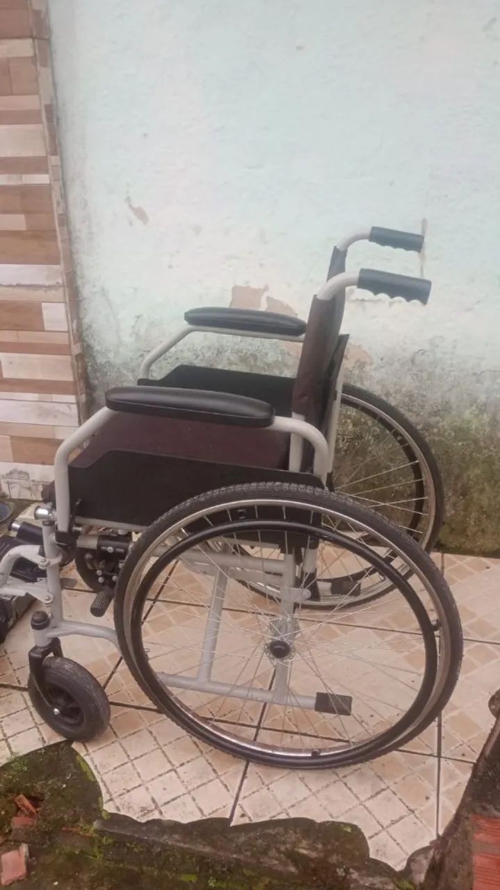 Vendo uma cadeira de roda semi nova nunca usada  - Foto 3