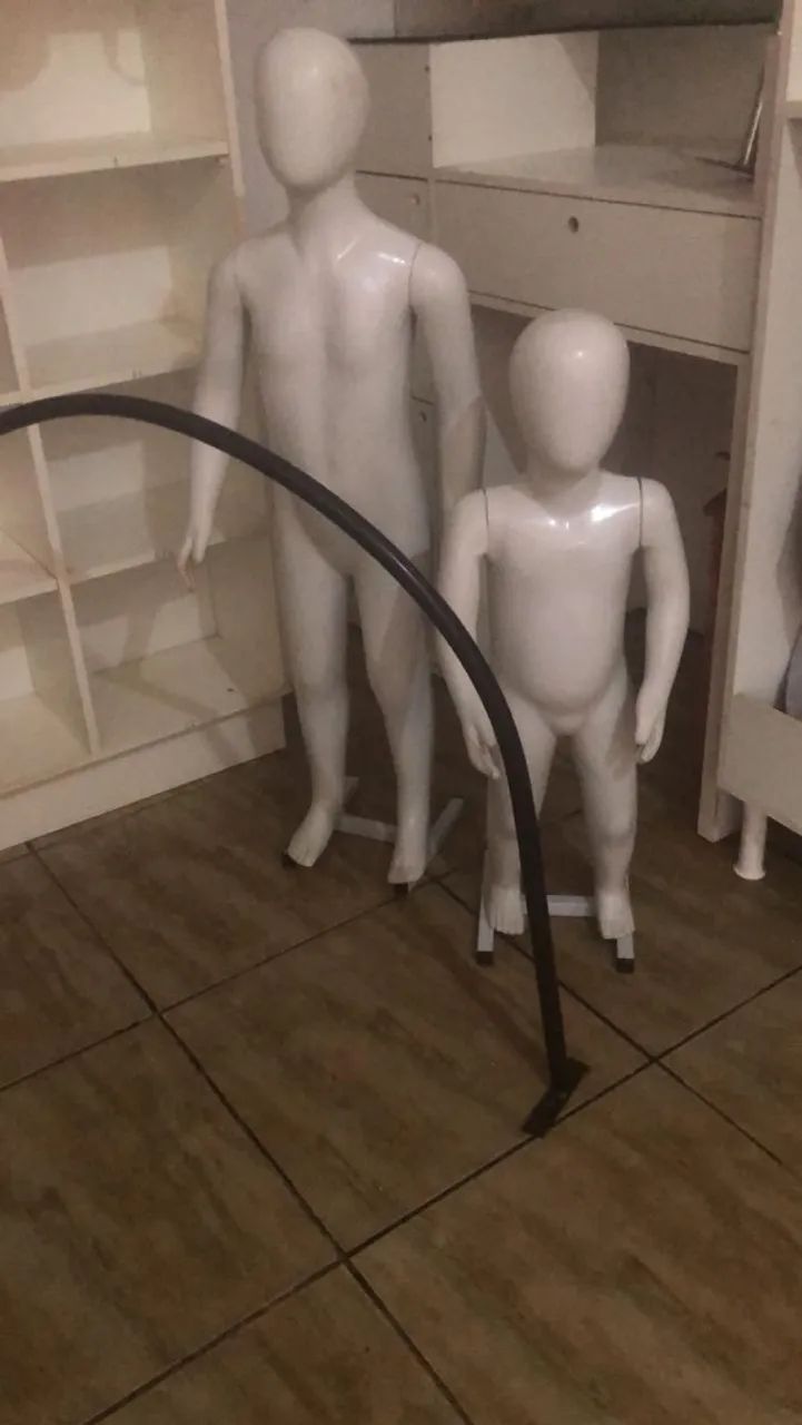 Vendo moveis para loja com muitas roupas infantil 