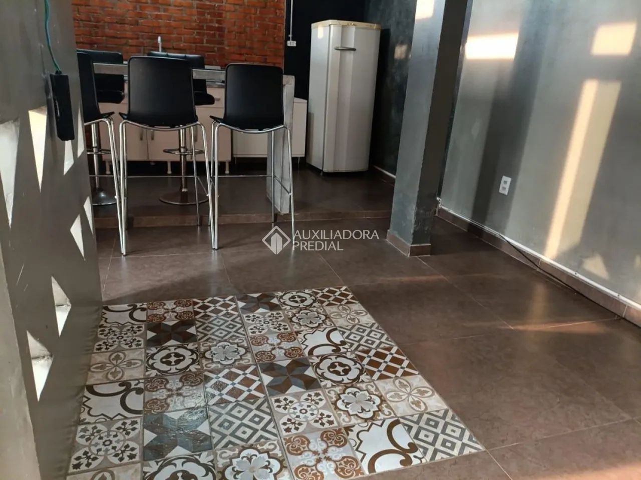 LINDA CASA EM MADEIRA Ipê , tijolo e vidro - Foto 5