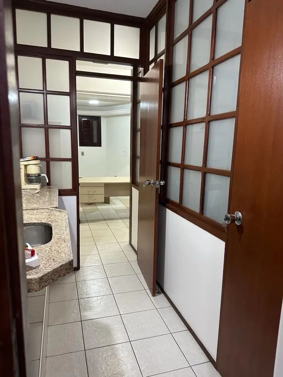 Sala comercial com três ambientes.