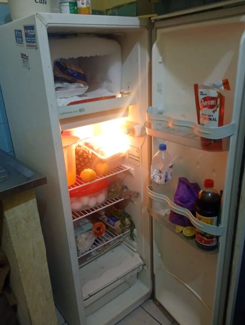 OGeladeira sem defeito funcionando perfeitamente 