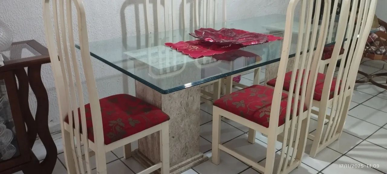 Mesa de vidro com 06 cadeiras, espelho e colunas de pedra. - Foto 3
