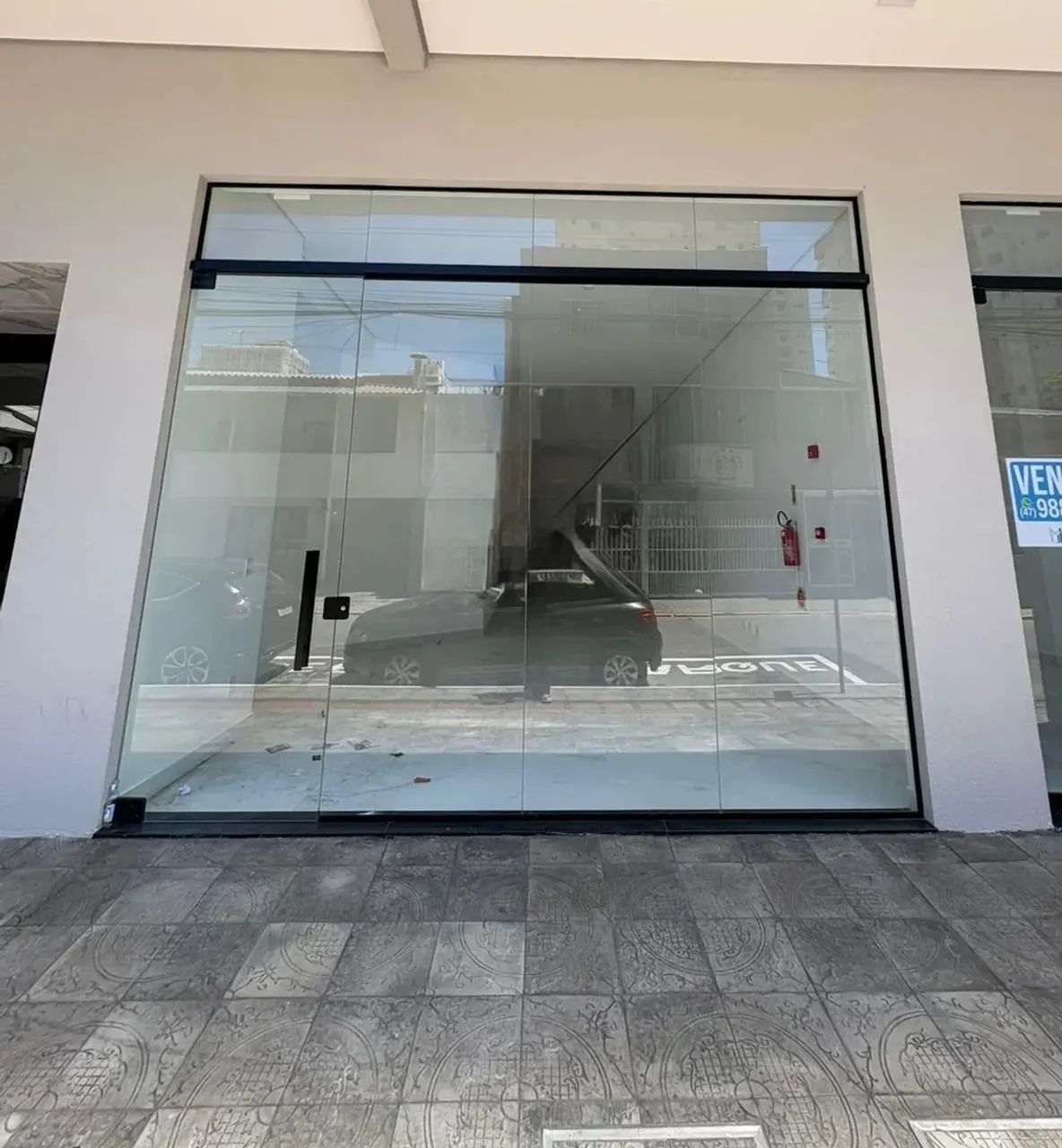 SALA COMERCIAL COM ÓTIMA LOCALIZAÇÃO PARA LOCAÇÃO!!! NA MEIA PRAIA