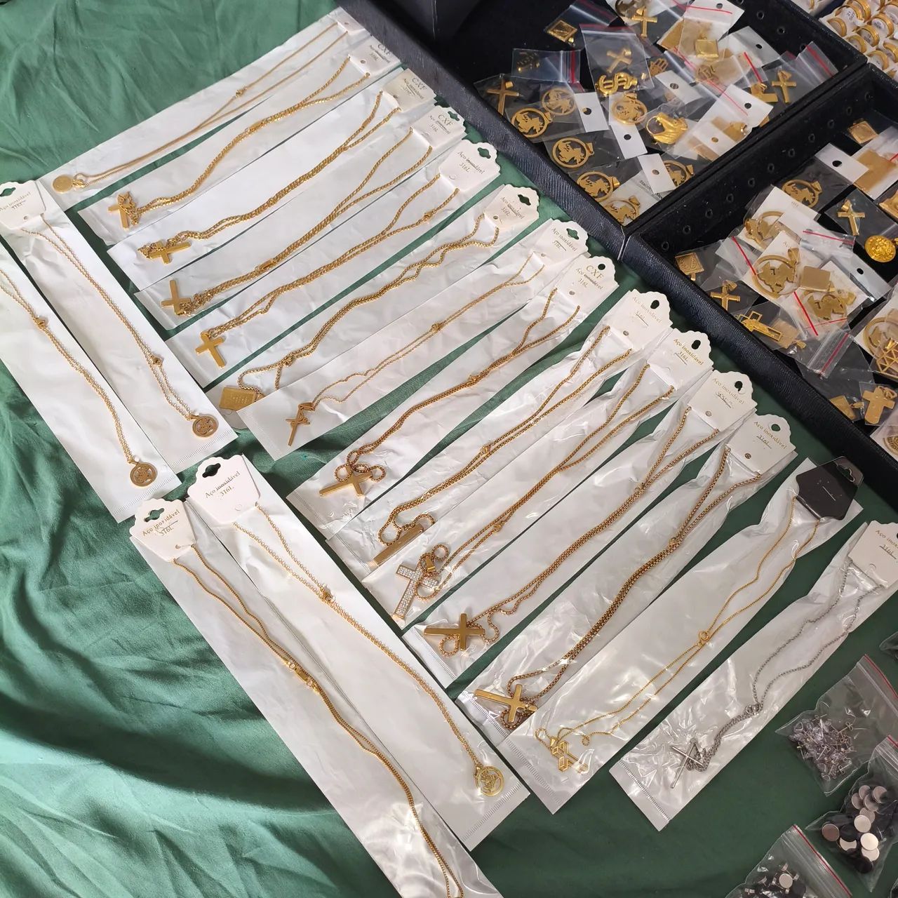 Lote de Bijuterias em Aço Inox Correntes Pulseiras Aneis Brincos Pingentes - Foto 3