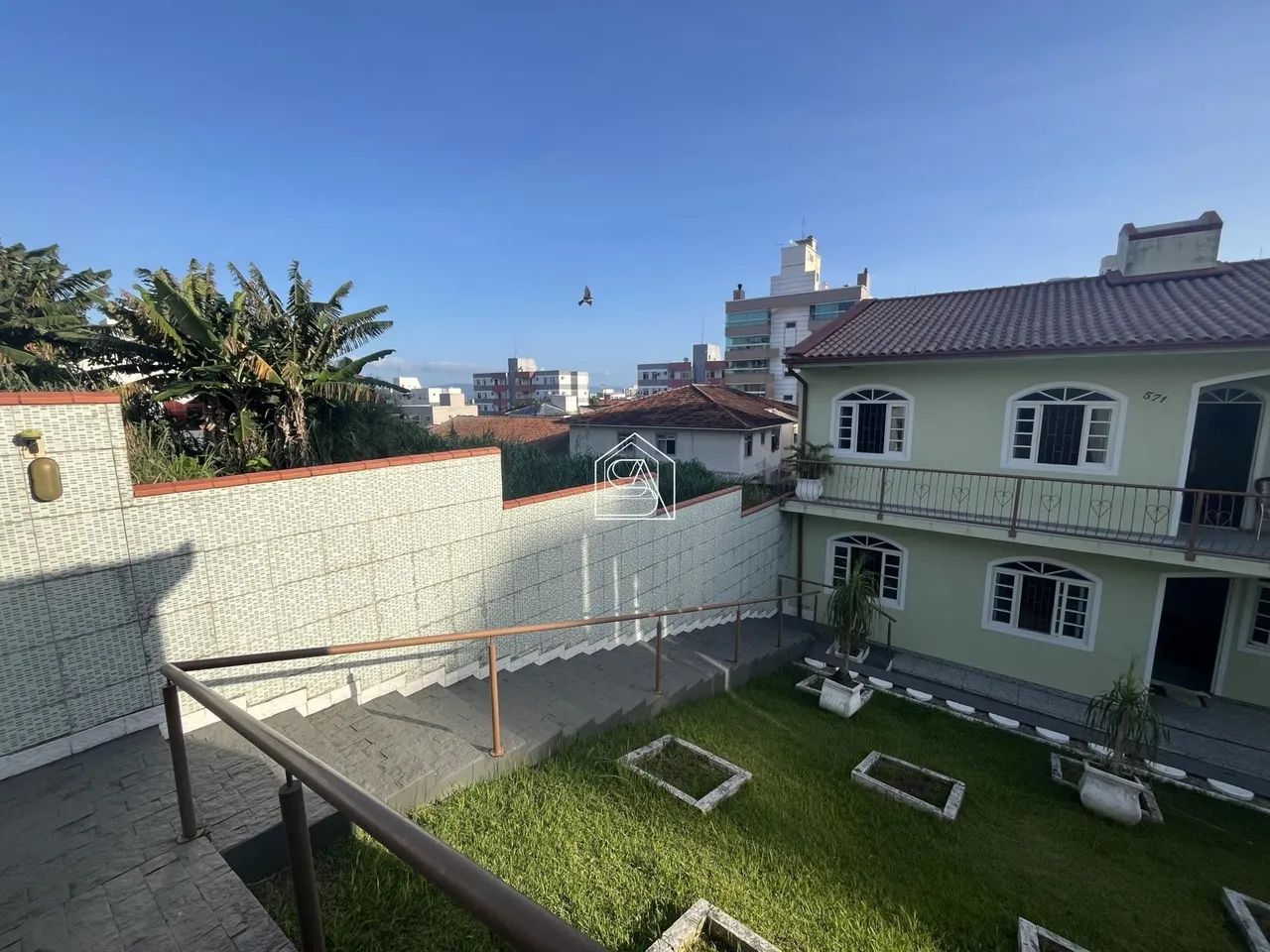 Casa com 6 Quartos sendo duas suítes à venda, na Praia Comprida em São José -SC. - Foto 2