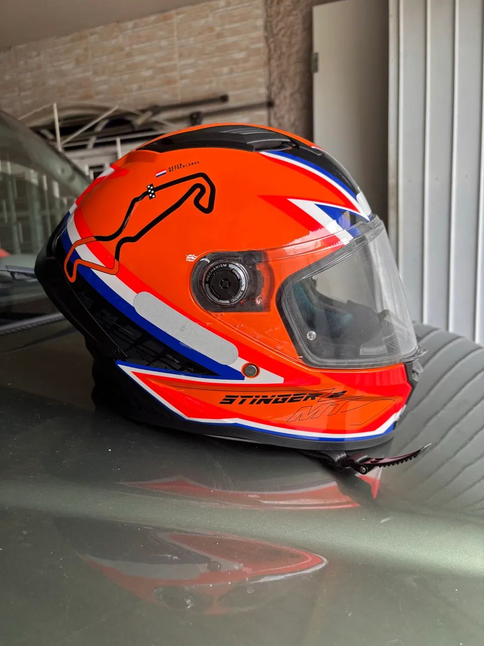 Capacete MT Stinger 2 Holanda número 57/58 