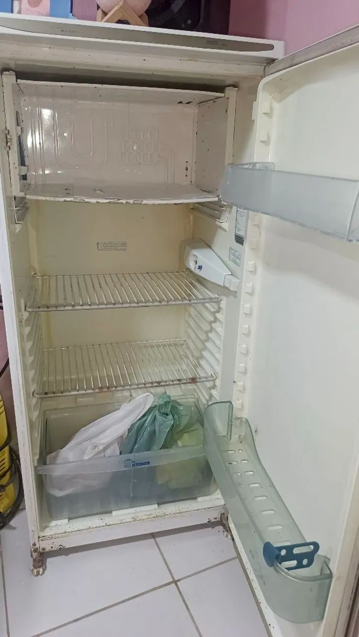 Geladeira funcionando 250$