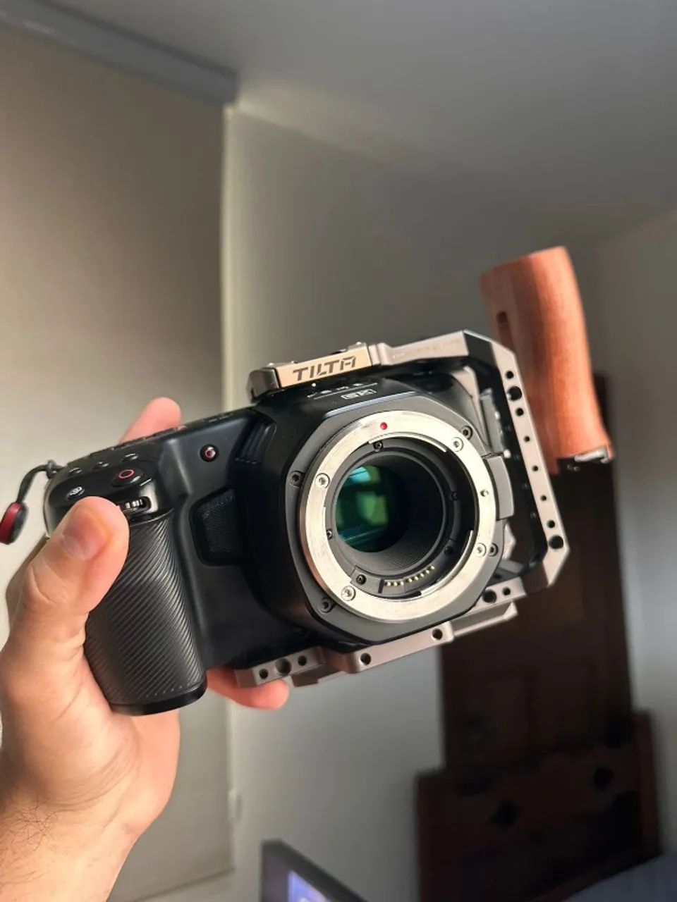 Blackmagic Pocket Cinema Camera 6k + Cage Tilta + Handle de Madeira