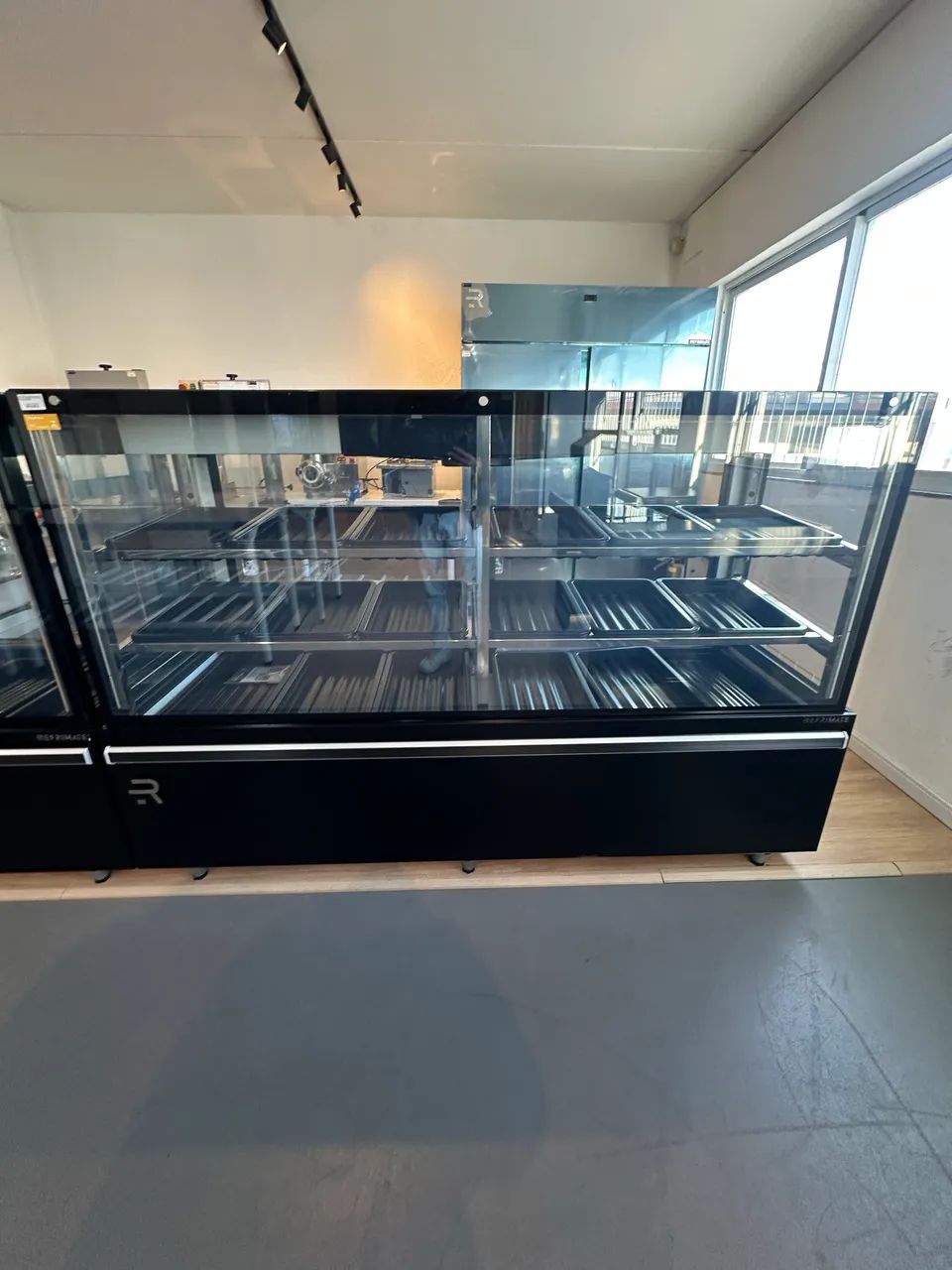 Balcão Açougue 2M prateleira ar forçado com aquecimento no vidro refrimate 