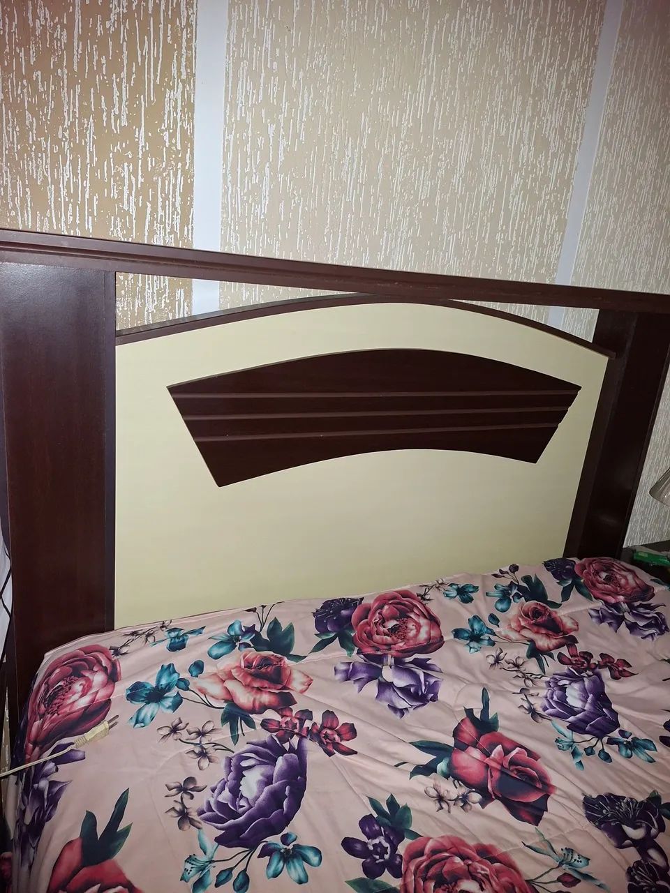 Cama com criado