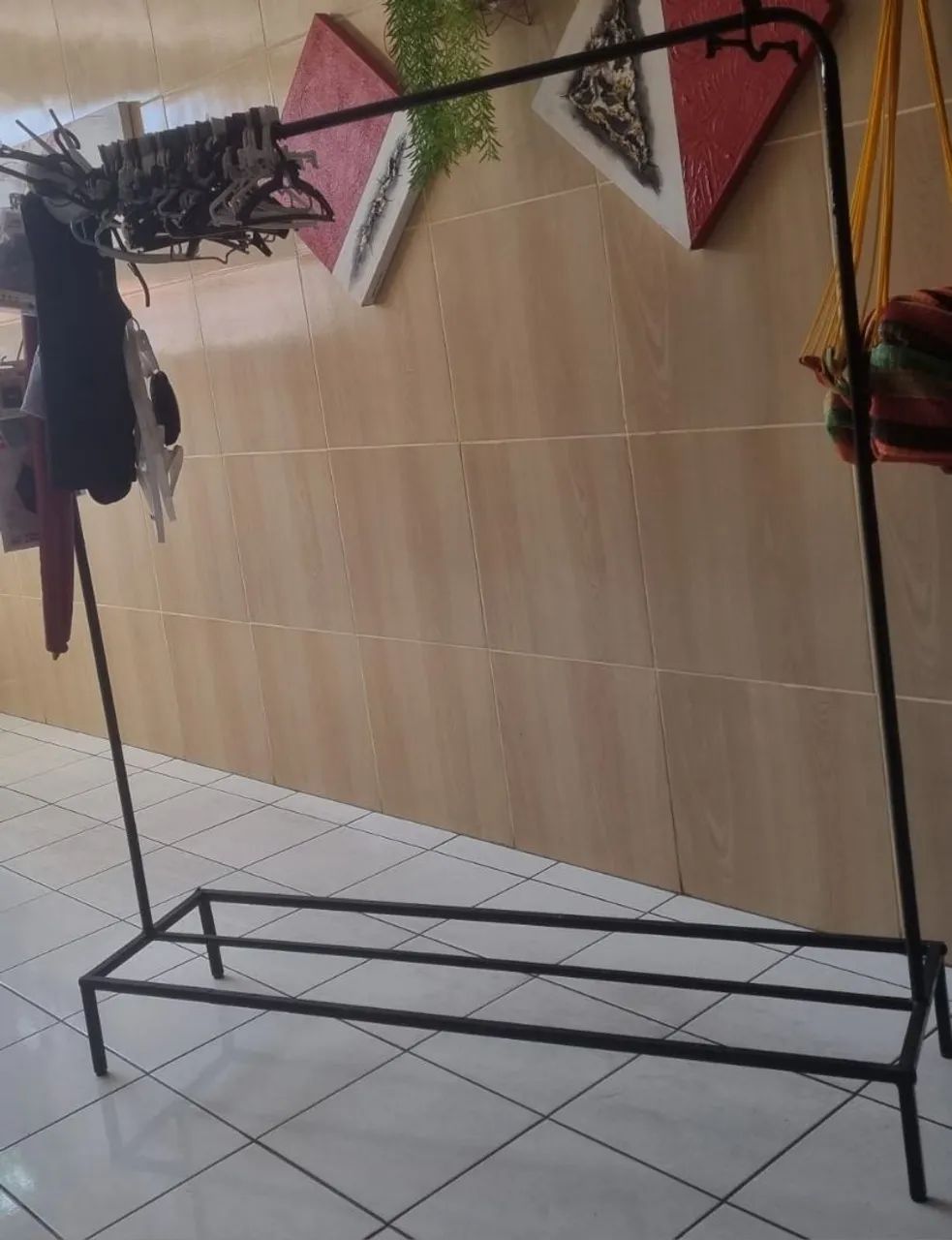 Arara de roupas com sapateira  - Foto 3