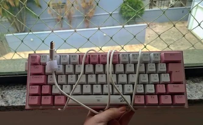 Teclado Redragon Fizz Rgb rosa
