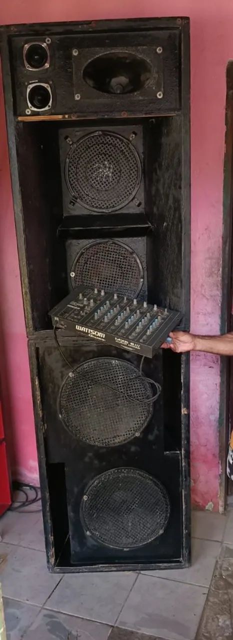 Vendo somente caixa de som com mesa de som de 6 canais