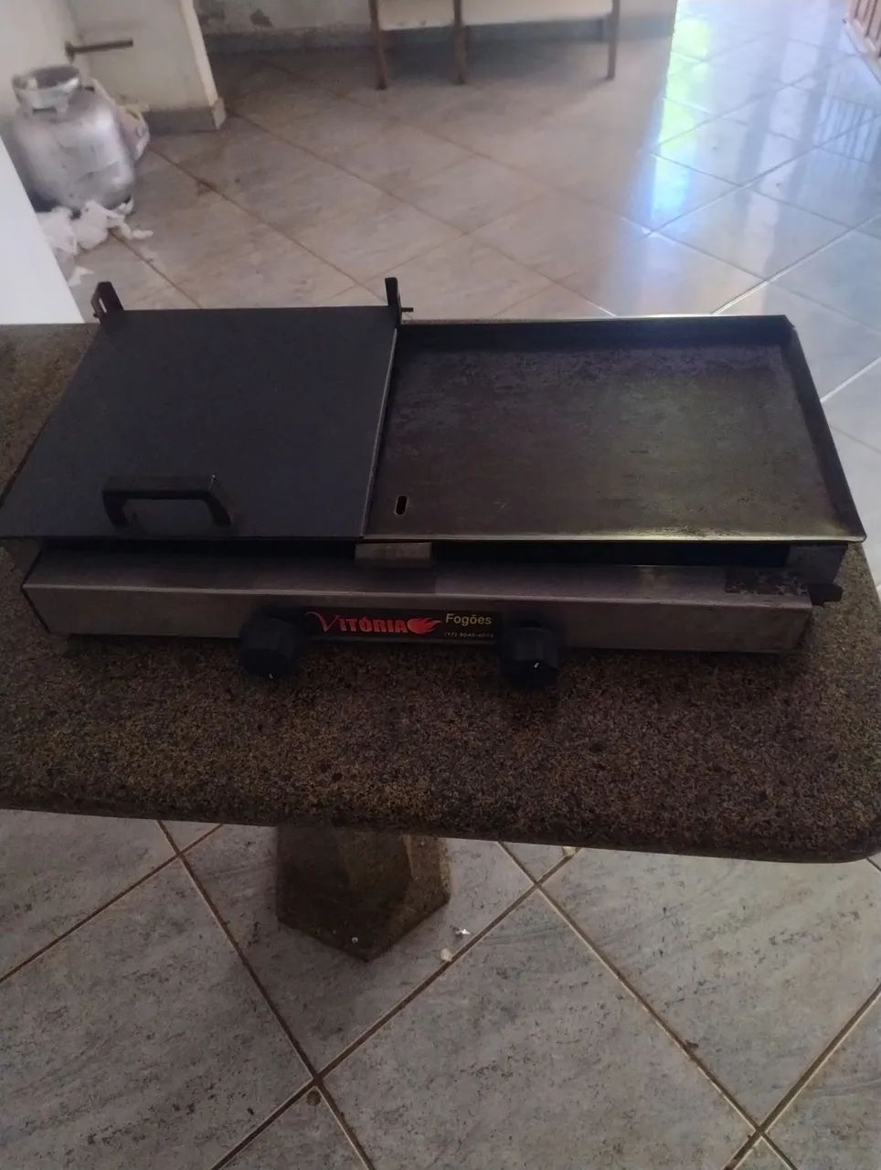 Chapa com prensa para lanches 