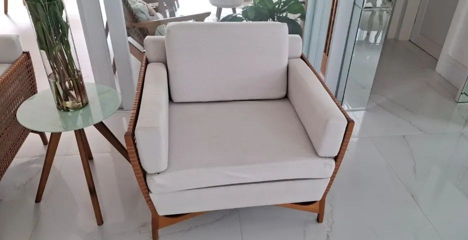 Par de poltronas com braço Cutiê em cedro e linho bege (perfeito estado)