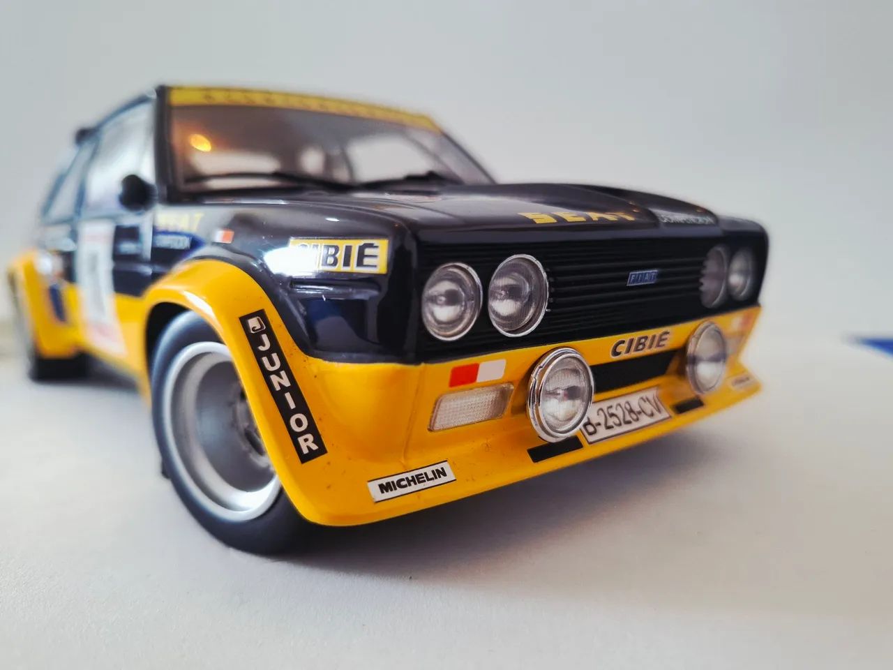 京商　FIAT131 ABARTH 1978 1/18 中古品 Miniatura Fiat 131 Abarth, escala 1:18- Fabricante Kyosho(Japonesa