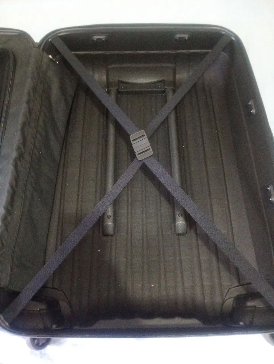 Mala Samsonite rígida - original - funcionando (detalhe nas rodinhas) - Foto 4