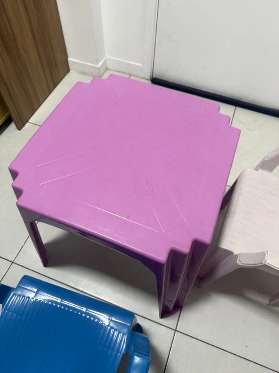 Mesa plástica infantil + cadeiras menino e menina