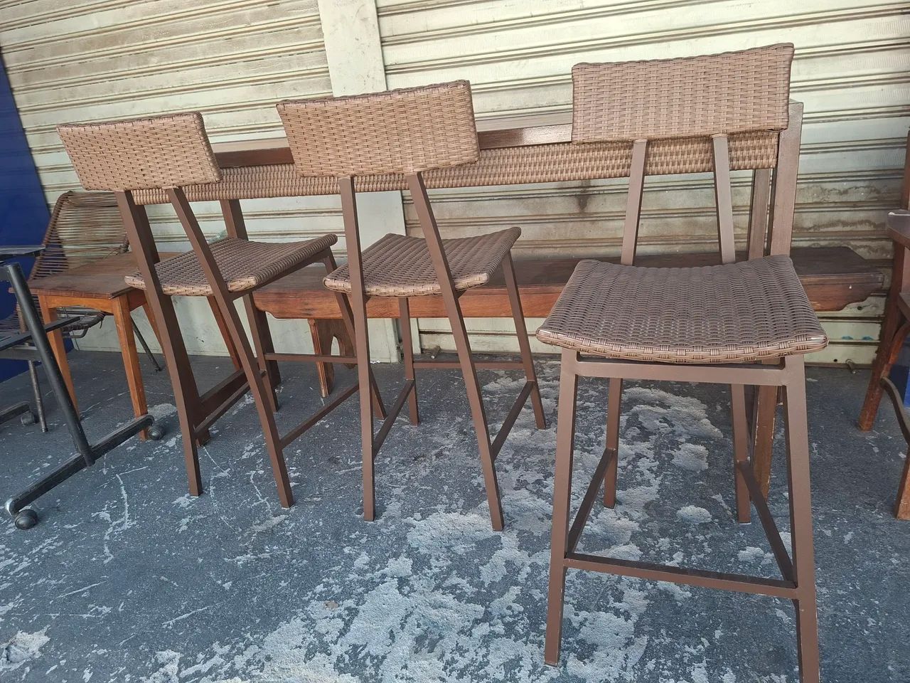Mesa alta com banquetas