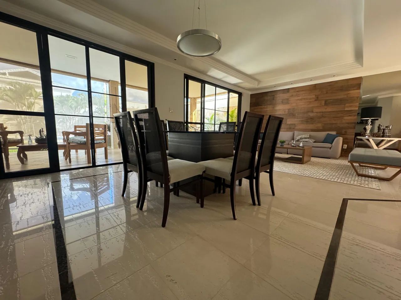 Vendo mesa de jantar com 8 cadeiras 