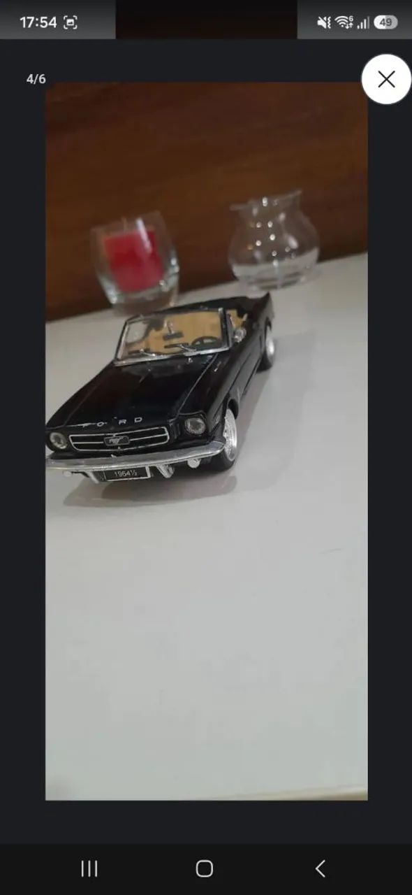Vendo 2 .miniaturas carros antigos em ferro
