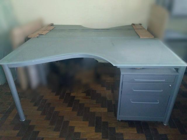 Mesa com tampo de vidro e gaveteiro
