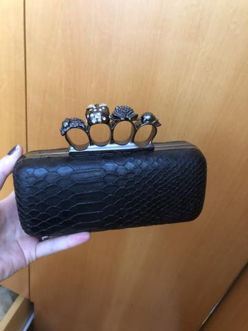 Bolsa clutch preta caveira strass