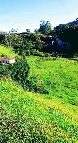 Fazendinha com cachoeira e casa, cena de cinema - Foto 3