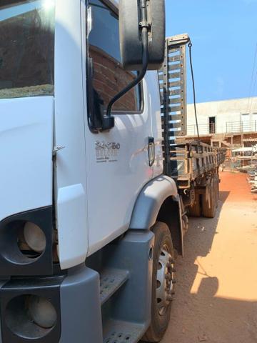 Caminhão trucado 24250