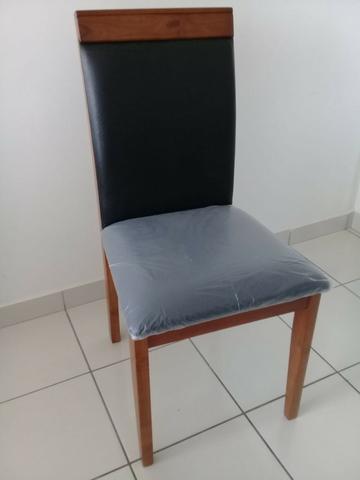 Cadeiras em madeira maciça. Entregamos com higiene e segurança
