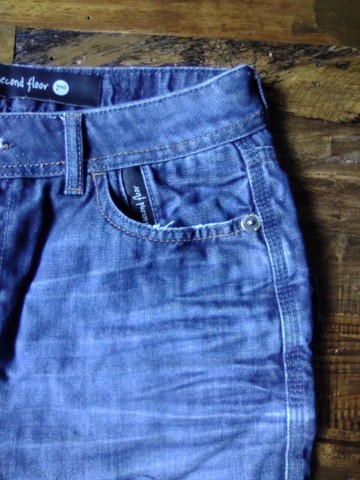Saia jeans ELLUS  com desgastes e barra desfiada  - Foto 2